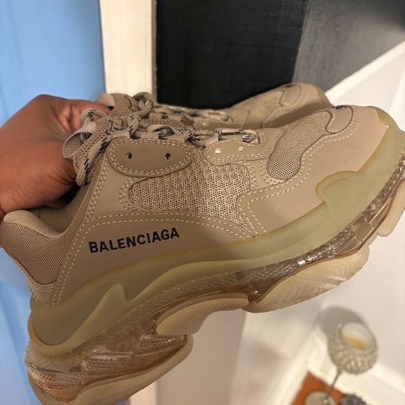 Sneakers - Picture 2 of 4